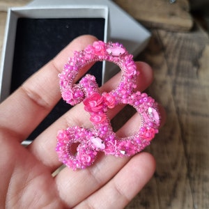 Pink Letter Brooch, Letter B Pin, Beaded Name Jewelry, Gift For Jewelry Lover, Pink Fashion Accessory, Custom Brooch, Mother's Day Gift zdjęcie 3