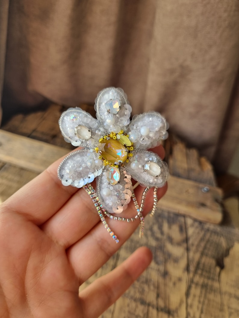 Broche Fleur Marguerite Strass Vintage - Clip Décoration Vêtements Femme Pour Mariage, Bal, Soirée (YAZILIND)