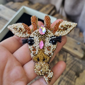 Handmade Giraffe Brooch, Pink Giraffe Pin, Crystal Animal Pin, Wild Animal Jewelry, Mother's Day Gift zdjęcie 3