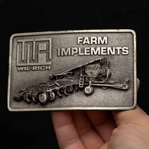 Boucle de ceinture en étain Wil-Rich Farm Implements vintage 1981 - Conception 2D surélevée