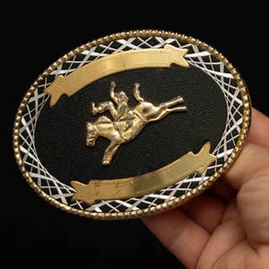 Grote klassieke trofeegesp – cowboy op bucking bronco met gouden en zilveren accenten