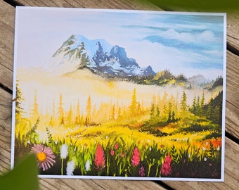 Puede incluir: Una pintura de acuarela de una cordillera con un pico nevado en el fondo. El primer plano presenta un campo de flores silvestres en tonos de rosa, rojo y blanco.