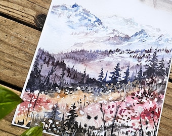 Puede incluir: Pintura acuarela de un paisaje de montaña con un bosque en primer plano. Las montañas están pintadas en tonos de azul y blanco, mientras que el bosque está pintado en tonos de verde y marrón. La pintura está sobre un fondo blanco.