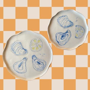 Handgemachte Keramikplatten mit Austern und Zitronen mit Muscheln - Küstendekor - Kunststück aus Keramik
