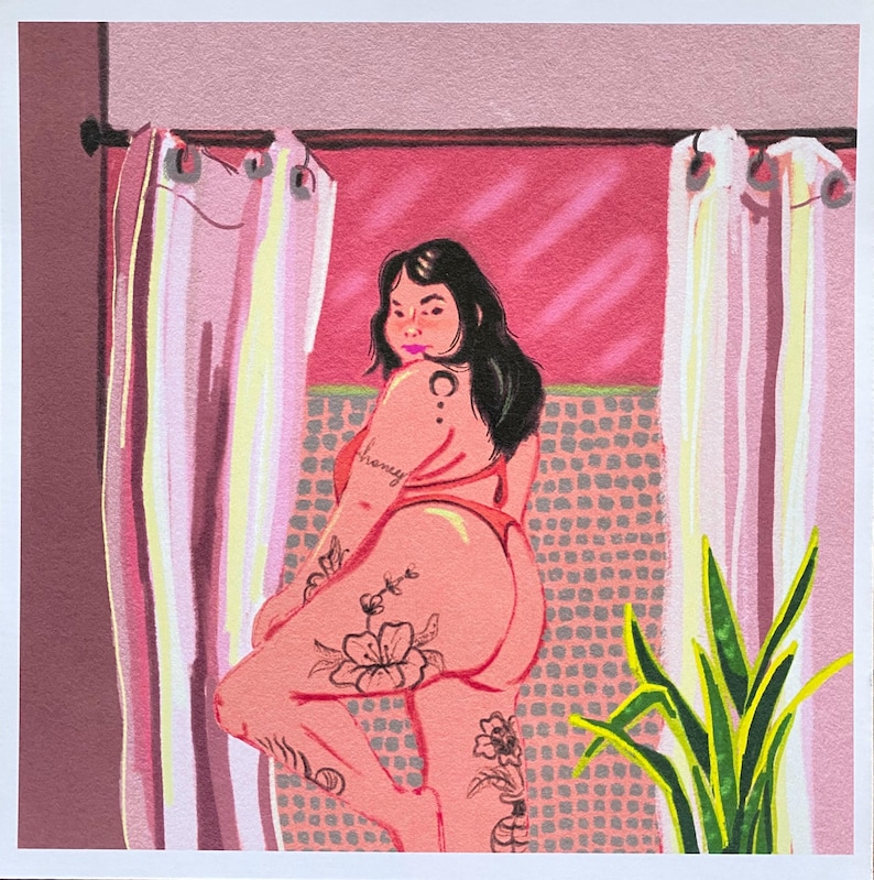 K&ouml;nnte beinhalten: Eine rosa und wei&szlig;e Illustration einer Person in einem Badezimmer mit einer Duschvorhang, einer Pflanze und einer gekachelten Wand. Die Person hat Tattoos an Armen und Beinen, darunter das Wort "honey" auf einem Arm.