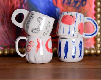 Tazas de café espresso de gres hechas a mano: tomate rayado y sardinas, pepinillos y chiles: obra de arte de cerámica