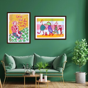 K&ouml;nnte beinhalten: Zwei gerahmte Illustrationen an einer gr&uuml;nen Wand. Die linke Illustration zeigt eine Person, die einen Hund h&auml;lt, mit dem Text "Look how far you've come". Die rechte Illustration zeigt eine Gruppe von Tieren, die zusammen gehen, darunter ein Storch, ein Alligator, ein Kaninchen und ein Frosch.