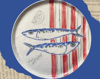 Plato de cerámica con sardinas y rayas - Decoración de cocina costera