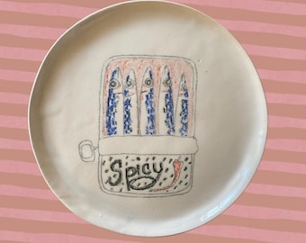 Sardinas picantes hechas a mano en lata, plato de cerámica de estilo rústico: pieza de arte cerámico