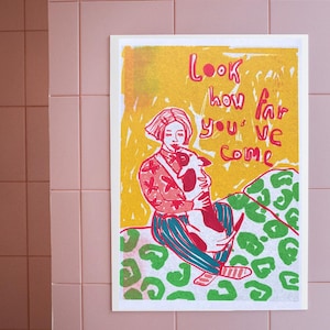 K&ouml;nnte beinhalten: Eine farbenfrohe Illustration einer Person, die einen Hund h&auml;lt. Der Text "Look how far you've come" ist in Rot auf gelbem Hintergrund geschrieben.