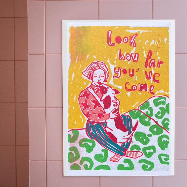 K&ouml;nnte beinhalten: Eine farbenfrohe Illustration einer Person, die einen Hund h&auml;lt. Der Text "Look how far you've come" ist in Rot auf gelbem Hintergrund geschrieben.