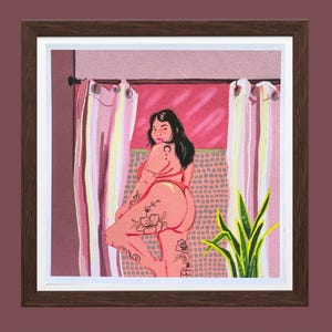 K&ouml;nnte beinhalten: Eine digitale Illustration einer Person mit Tattoos, die in einem Badezimmer steht. Die Person tr&auml;gt einen roten Bikini und hat langes schwarzes Haar. Das Badezimmer hat rosa W&auml;nde und wei&szlig;e Vorh&auml;nge. In der Ecke des Badezimmers steht eine gr&uuml;ne Pflanze.