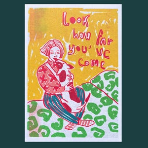 K&ouml;nnte beinhalten: Eine farbenfrohe Illustration einer Person, die einen Hund h&auml;lt. Der Text "Look how far you've come" ist in Rot und Gelb auf gelbem Hintergrund geschrieben.