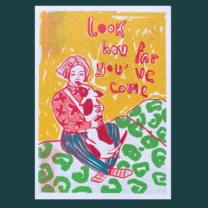 K&ouml;nnte beinhalten: Eine farbenfrohe Illustration einer Person, die einen Hund h&auml;lt. Der Text "Look how far you've come" ist in Rot und Gelb auf gelbem Hintergrund geschrieben.