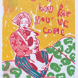 K&ouml;nnte beinhalten: Eine bunte Illustration einer Person, die einen Hund h&auml;lt, mit dem Text "Look how far you've come" in roten Buchstaben auf gelbem Hintergrund.
