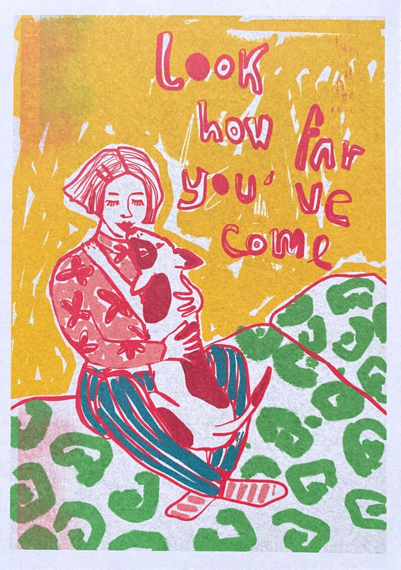 K&ouml;nnte beinhalten: Eine bunte Illustration einer Person, die einen Hund h&auml;lt, mit dem Text "Look how far you've come" in roten Buchstaben auf gelbem Hintergrund.
