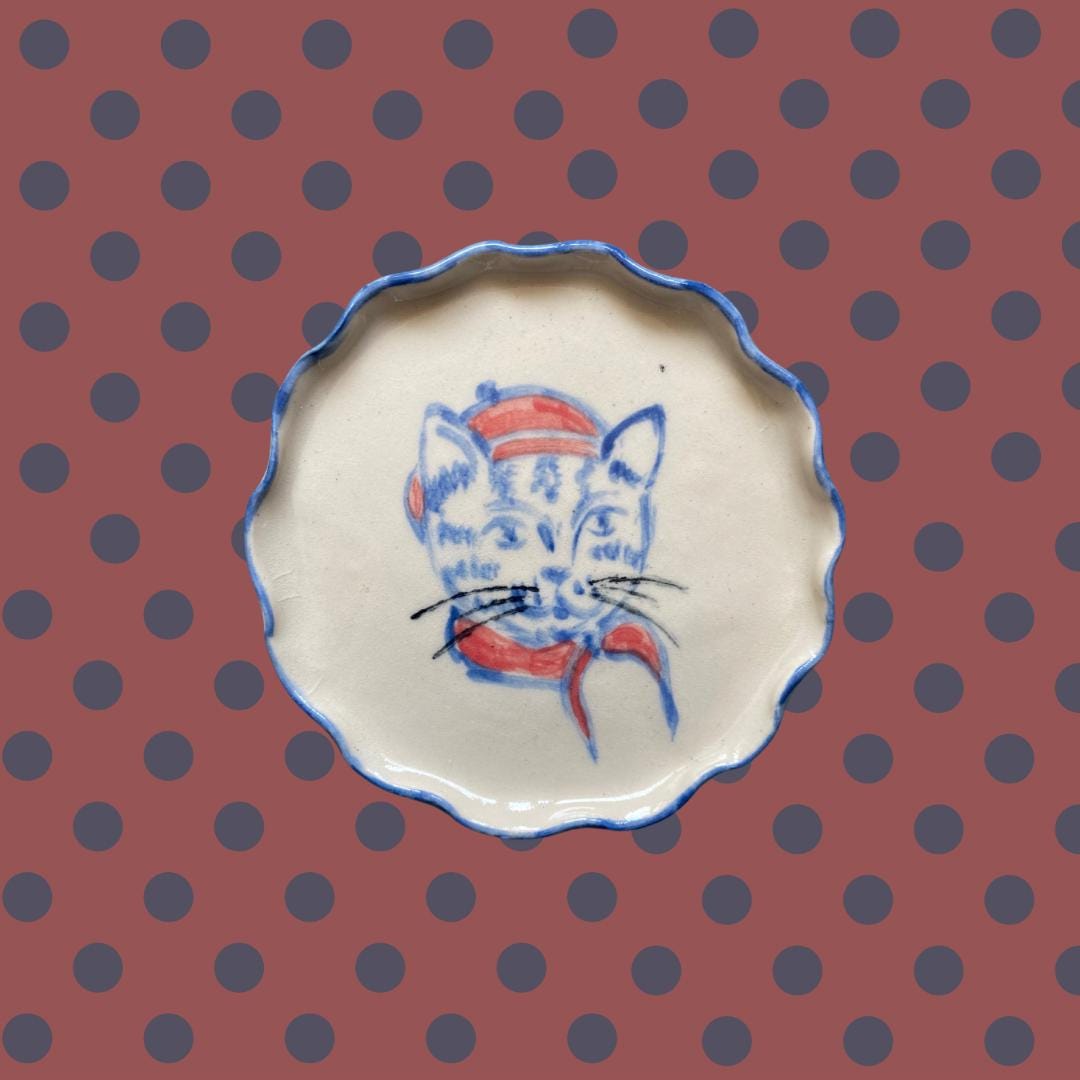 Plato de baratijas o colgante de pared con forma de gato con sombrero y bufanda
