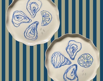 Platos de cerámica festoneados hechos a mano con ostras y limones: decoración costera, pieza de arte cerámico