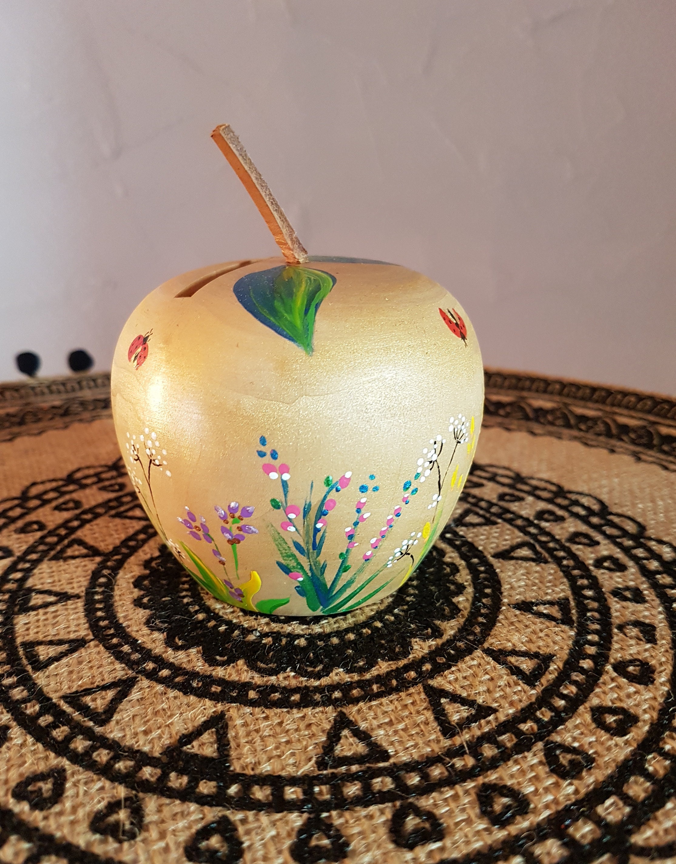 Tirelire Pomme en Bois Peinte à La Main