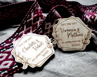 Incantevole invito a nozze in legno tagliato al laser - Salva la data / Personalizzato con nomi personalizzati, design floreale, inviti di nozze rustici