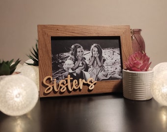SISTERS Picture Frame 6''X4'', 10X15 cm Sweet Sisterly Love – Rustic Picture Frame for 6''X4'', 10X15 cm Memories