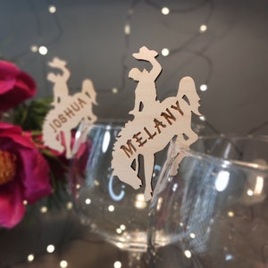 Cartes de visite en bois personnalisées pour verre - Cowboy - Décor de table découpé au laser et gravé pour mariages, anniversaires, fêtes, autres événements