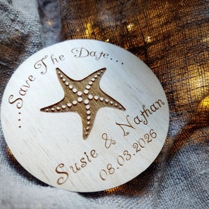 Faire-part de mariage découpé au laser en bois enchanteur - réservez la date | Personnalisé avec des noms personnalisés, conception d'étoiles de mer, invitations de mariage rustiques