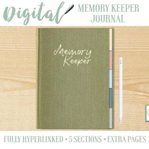 Könnte beinhalten: Ein digitales Memory Keeper Journal mit einem salbeigrünen Einband und dem Titel in eleganter Schrift. Das Journal hat farbcodierte Registerkarten und den Text "FULLY HYPERLINKED • 5 SECTIONS • EXTRA PAGES". Ein weißer Stift liegt neben dem Journal.