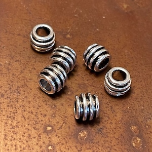 Bali Beads design de barril de abelha robusto e ranhurado (lote de 12 ou 36) Conta espaçadora listrada com furo grande de qualidade premium em prata antiga
