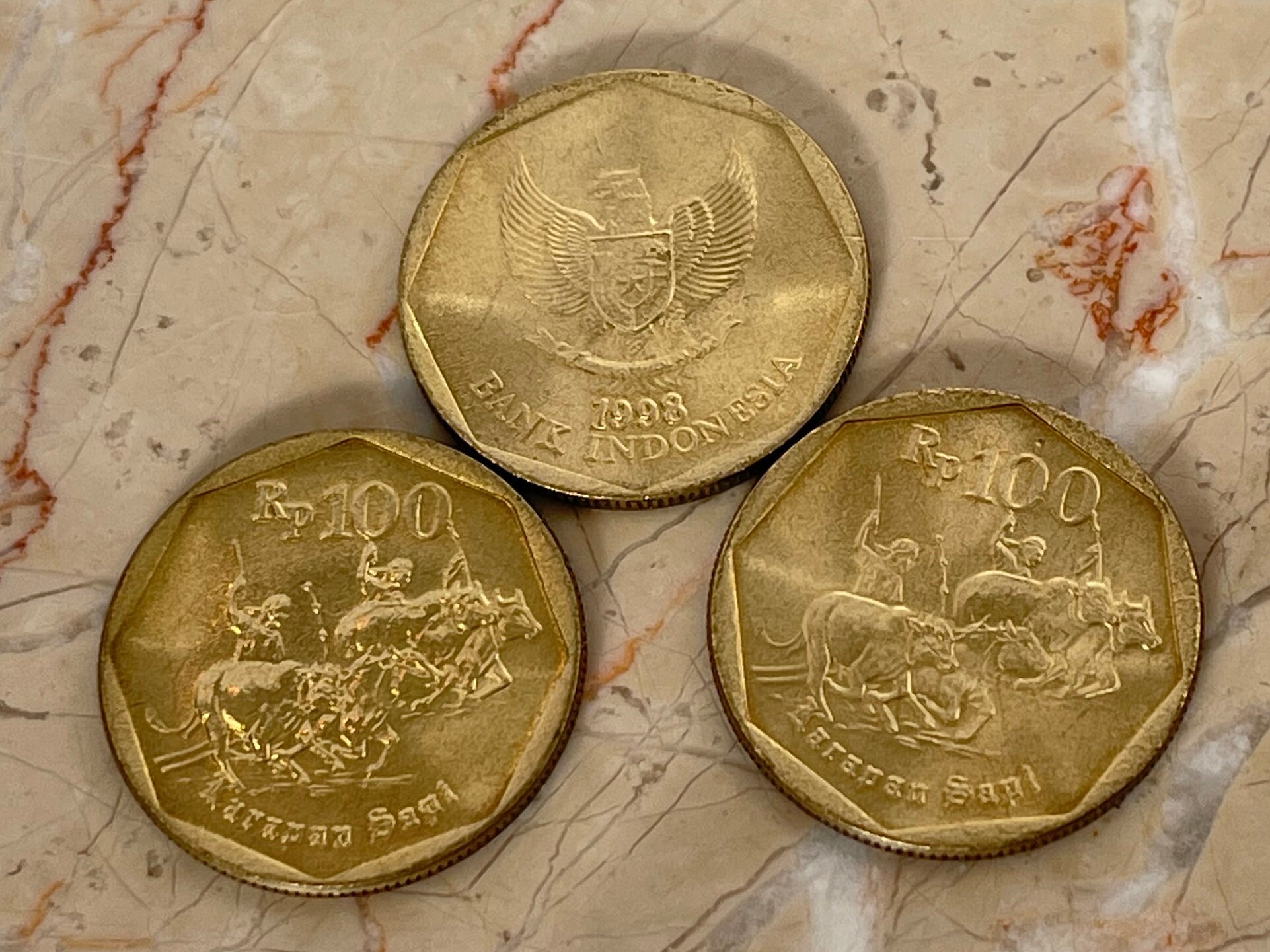ブルレーシング 100 ルピア インドネシア 本物のコイン ジュエリーや工芸品作りに - Etsy 日本