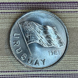 Flagge Welle & Cockspur Koralle Blume 5 Neue Pesos Uruguay Authentische Münze Geld für Schmuck (Sonne des Mai) (Inka Sonnengott) (Sol Invictus)