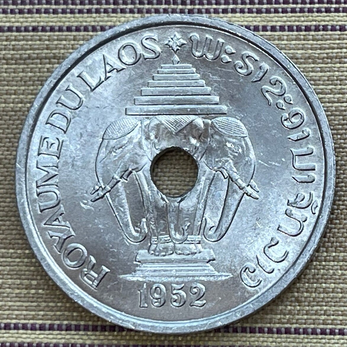 ラオス　シルバー製　円筒形小物入れ　ヴィンテージ ラオス 20セント硬貨：アイラーヴァタ三頭象、1952年（コインの穴