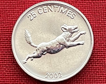 Peut inclure: Une pièce d'argent avec l'inscription "25 CENTIMES" et l'année "2002". La pièce représente une image stylisée d'un chien courant.