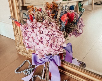 Dried flowers with preserved hydrangea in a floral bouquet | Home decor flowers | Fleurs séchées | Wedding bouquet