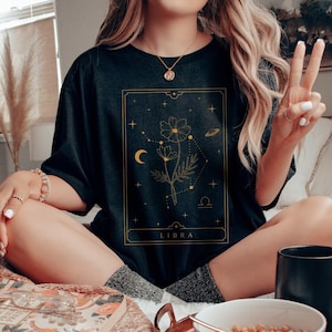Waage Shirt Waage Geschenk Waage Geschenke Oktober Geburt Blumen Shirt Geburtsmonat Shirt Horoskop Shirt Sternzeichen Shirt Geburtstag Tarot Karte Shirt