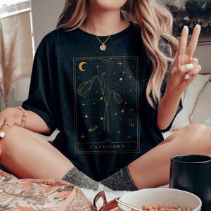 Maglietta Capricorno Regalo Capricorno Regali Capricorno Maglietta con fiore di nascita di gennaio Maglietta con mese di nascita Maglietta con oroscopo Maglietta con segno zodiacale Estetica