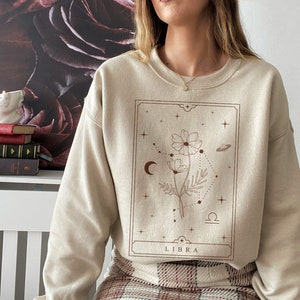 Waage Sweatshirt Waage Geschenk Waage Geschenke Oktober Geburt Blume Pullover Geburt Monat Shirt Horoskop Crewneck Sternzeichen Geburtstag Tarot Karte