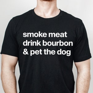 Wędź mięso, pij bourbon i głaszcz psa T-shirt Unikalne prezenty bourbonowe Prezent dla miłośnika bourbonu Koszulka z bourbonową whisky Barbeque Koszulka z grillem Tata psa