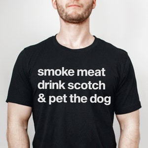 Fumer de la viande, boire du scotch et caresser le chien T-shirt cadeau whisky cadeau amateur de whisky chemises whisky écossais T-shirt barbecue barbecue chemise papa chien