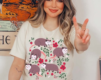 Camiseta con estampado de zarigüeya Camiseta de zarigüeya Regalo de zarigüeya kawaii Regalos de zarigüeya Ropa Cottagecore Ropa Cottagecore Camiseta de fresa Animal salvaje