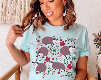 Camiseta con estampado de zarigüeya Camiseta de zarigüeya Regalo de zarigüeya kawaii Regalos de zarigüeya Ropa Cottagecore Ropa Cottagecore Camiseta de fresa Animal salvaje