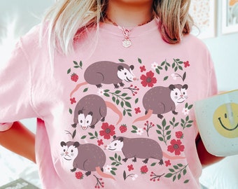 Camisa de zarigüeya de colores cómodos Camisa con estampado de zarigüeya Regalo de zarigüeya kawaii Regalos de zarigüeya Ropa Cottagecore Ropa Cottage Core Camisa de fresa