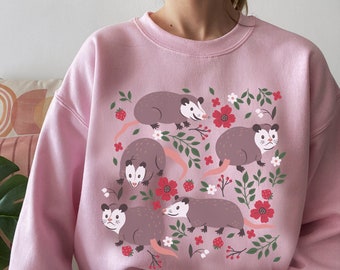 Sudadera con estampado de zarigüeya Sudadera con estampado de zarigüeya Regalo de zarigüeya kawaii Regalos de zarigüeya Suéter Cottagecore Ropa Cottage Core Camisa de fresa