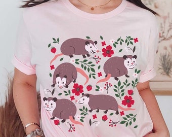Camiseta con estampado de zarigüeya Camiseta de zarigüeya Regalo de zarigüeya kawaii Regalos de zarigüeya Ropa Cottagecore Ropa Cottagecore Camiseta de fresa Animal salvaje