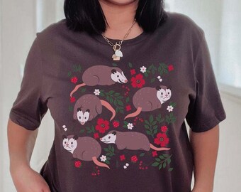 Camiseta con estampado de zarigüeya Camiseta de zarigüeya Regalo de zarigüeya kawaii Regalos de zarigüeya Ropa Cottagecore Ropa Cottagecore Camiseta de fresa Animal salvaje