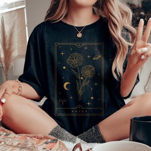 Maglietta Ariete Regalo Ariete Regali Ariete Maglietta con fiore di nascita di aprile Maglietta con mese di nascita Maglietta con oroscopo Maglietta con segno zodiacale Maglietta con astrologia Carta dei tarocchi