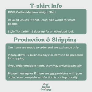Puede incluir: Texto sobre un fondo verde con el encabezado "Informaci&oacute;n de la camiseta". El texto describe la camiseta como una camiseta de peso medio de algod&oacute;n 100% con un ajuste unisex relajado. Tambi&eacute;n incluye un consejo de estilo para pedir 1-2 tallas m&aacute;s para un look de gran tama&ntilde;o. El texto debajo del encabezado "Producci&oacute;n y env&iacute;o" describe el proceso de fabricaci&oacute;n y env&iacute;o de las camisetas. Indica que los art&iacute;culos se hacen por encargo y solo se pueden cambiar. Tambi&eacute;n menciona que puede llevar de 1 a 7 d&iacute;as h&aacute;biles para que los art&iacute;culos se preparen para el env&iacute;o. El texto tambi&eacute;n indica que si se piden varios art&iacute;culos, pueden llegar por separado. El texto termina con un mensaje para que los clientes se pongan en contacto con el vendedor si hay alg&uacute;n problema con el pedido. El vendedor declara que la satisfacci&oacute;n del cliente es su m&aacute;xima prioridad. El texto termina con las palabras "tiny beast designs".