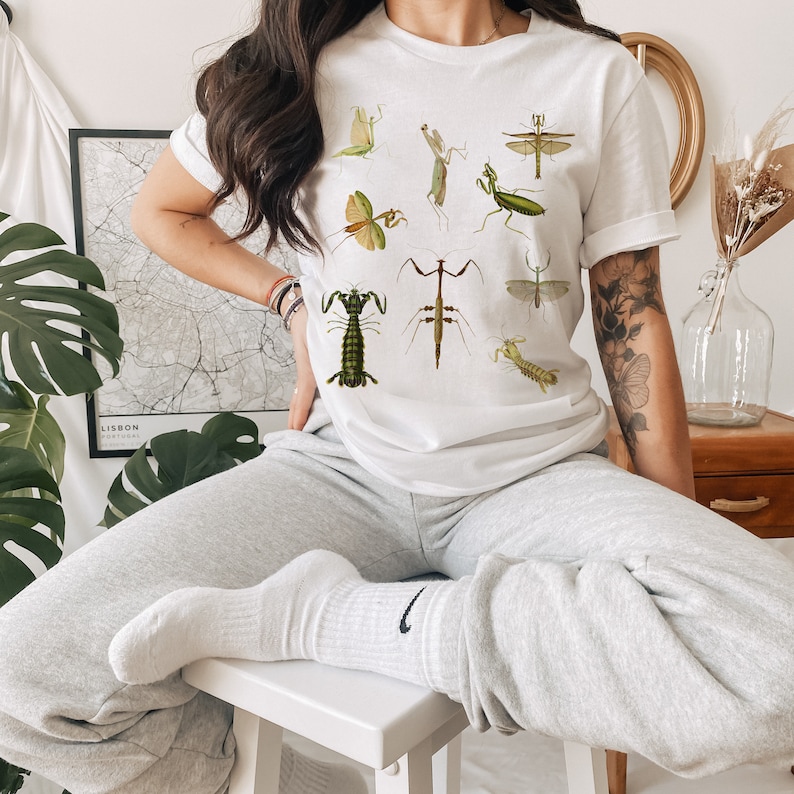 Praying Mantis Shirt Entomology Shirt Goblincore Shirt Insect Shirt Bug Shirt Preying Mantis Tshirt Dark Academia Shirt Forestcore Shirt White