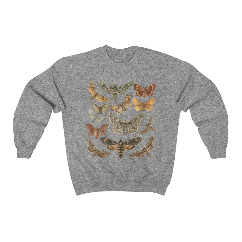 K&ouml;nnte beinhalten: Ein grauer Sweatshirt mit einer Vintage-Illustration verschiedener Motten in Braun-, Gelb- und Gr&uuml;nt&ouml;nen.