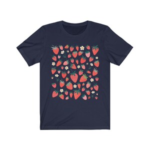 K&ouml;nnte beinhalten: Ein marineblaues T-Shirt mit einem Muster aus roten Erdbeeren und wei&szlig;en Bl&uuml;ten.